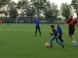 Laatste training S.K.N.W.K. JO9-1 van seizoen 2022-2023 (partijtje tegen de ouders) (130/178)